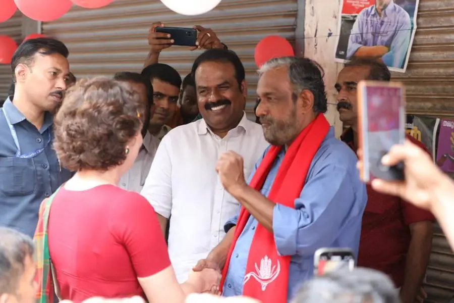 VIDEO | വാഹനംനിര്ത്തി പ്രിയങ്ക നേരേ സത്യൻ മൊകേരിക്കടുത്തേക്ക്; കൈ കൊടുത്ത് ആശംസനേര്ന്ന് നേതാക്കള്
