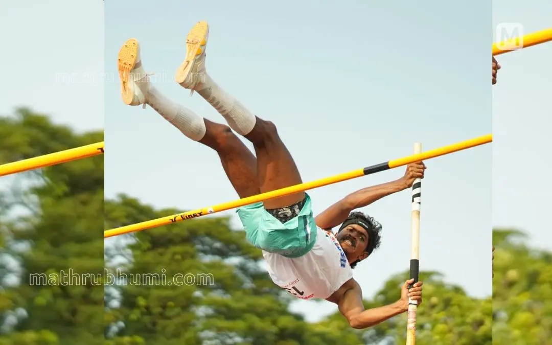 സംസ്ഥാനസ്കൂള് കായികമേളയില് സീനിയര് ആണ്കുട്ടികളുടെ പോള്വാള്ട്ടില് റെക്കാര്ഡോടെ സ്വര്ണം നേടുന്ന എറണാകുളം കോതമംഗലം മാര്ബേസില് എച്ച് എസ് എസിലെ ശിവദേവ് രാജീവ് | Photo: Abhilash Chirakkadav