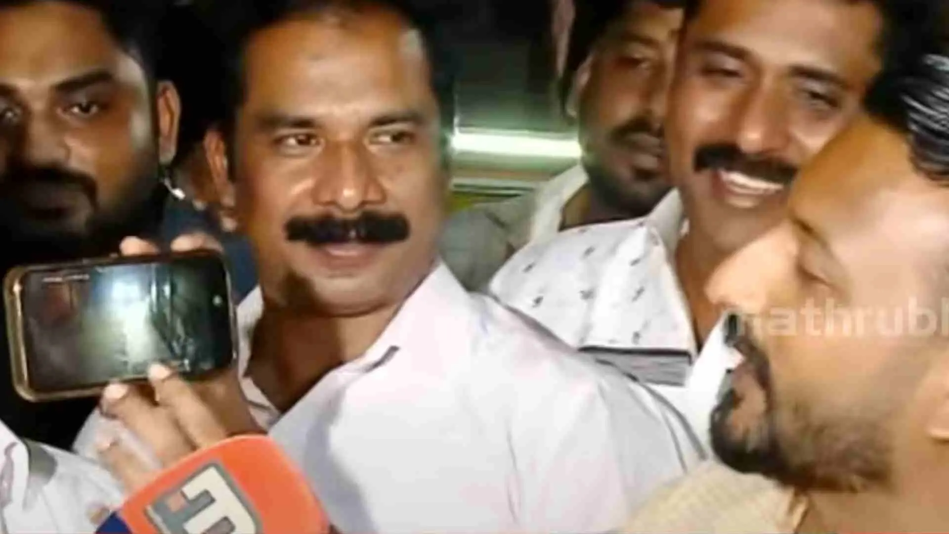 രാഹുൽ മാങ്കൂട്ടത്തിൽ വാർത്താ സമ്മേളനത്തിനിടെ അസ്മ ടവറിലെ സിസിടിവി ദൃശ്യങ്ങൾ കാണിക്കുന്നു | Photo: Screengrab/ Mathrubhumi News