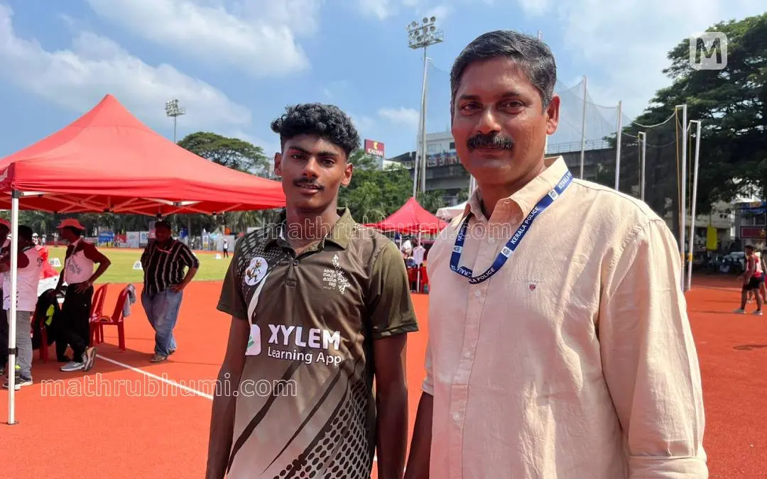 ജ്യൂവൽ തോമസ് പരിശീലകനൊപ്പം