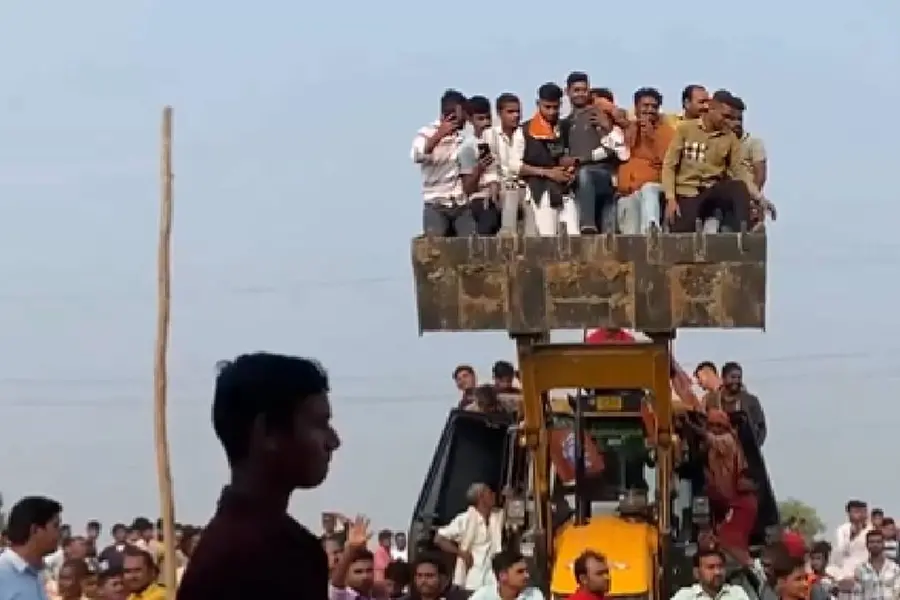 യോഗിയുടെ ബുൾഡോസർ രാജിന് ഐക്യദാർഢ്യം; ബിജെപി റാലിയിൽ ബുൾഡോസറിലെത്തി പ്രവർത്തകർ