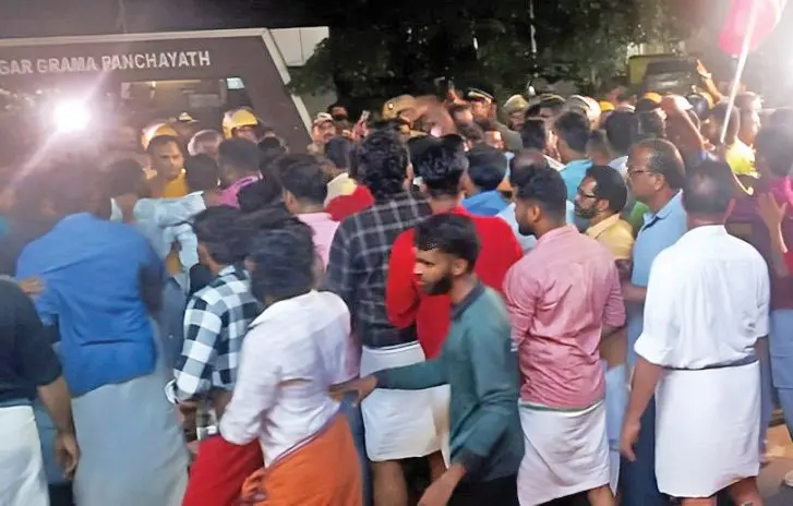 ചെറുതുരുത്തി സെന്ററില് കോണ്ഗ്രസ് പ്രവര്ത്തകരും സി.പി.എം. പ്രവര്ത്തകരും നടത്തിയ പ്രതിഷേധപ്രകടനങ്ങള് നേര്ക്കുനേര് വന്നതിനെത്തുടര്ന്ന് ഉണ്ടായ സംഘര്ഷം. വന് പോലീസ് സംഘം ഇടപെട്ടാണ് സ്ഥിതി ശാന്തമാക്കിയത്.