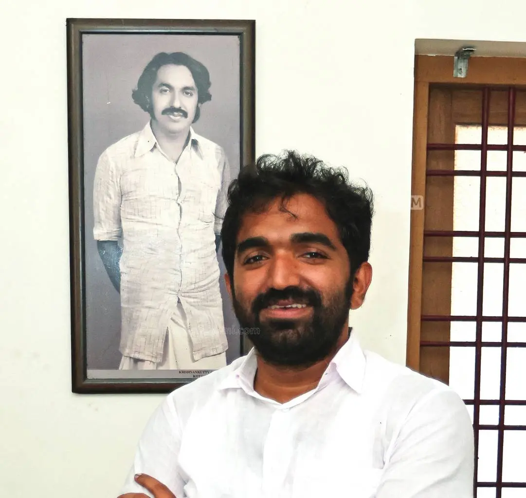 ചാണ്ടി ഉമ്മന്, പിന്നില് ഉമ്മന്ചാണ്ടിയുടെ ഛായാചിത്രം |ഫോട്ടോ:മാതൃഭൂമി