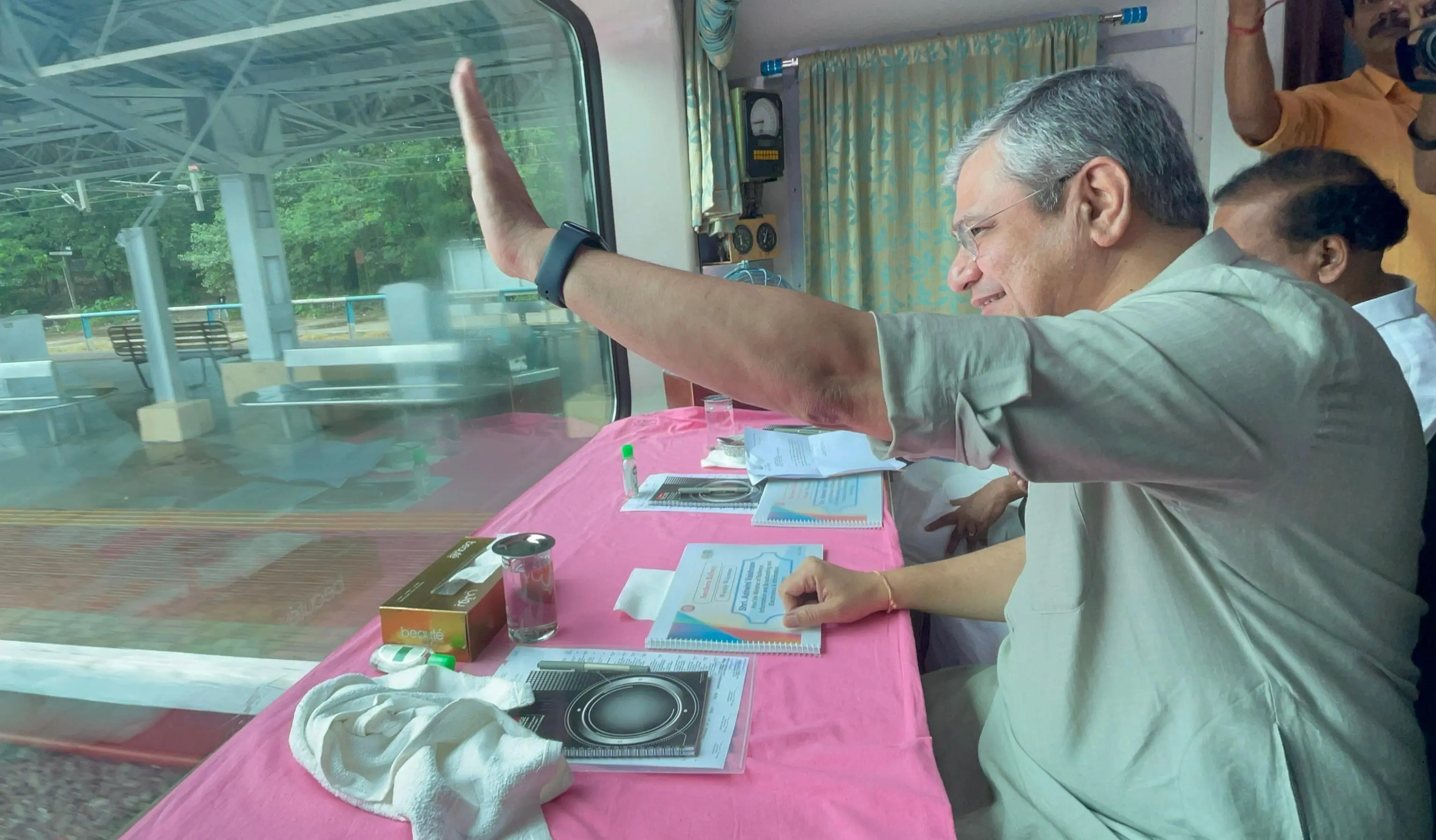 കേരളത്തിൽ എത്തിയ കേന്ദ്രമന്ത്രി അശ്വിനി വൈഷ്ണവ് റെയിൽവേ വികസന പദ്ധതികൾ വിലയിരുത്തുന്നു | Photo: https://x.com/ians