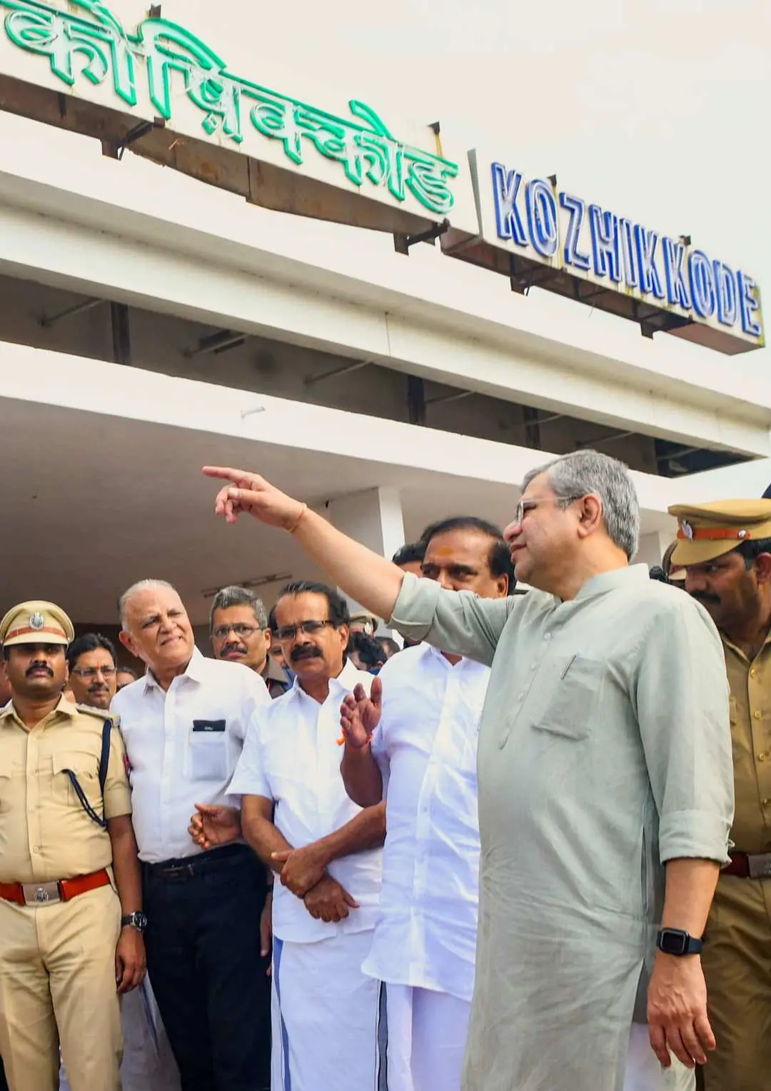 കേന്ദ്ര റെയിൽമന്ത്രി അശ്വിനി വൈഷ്ണവ് കോഴിക്കോട് റെയിൽവേ സ്റ്റേഷനിൽ എത്തിയപ്പോൾ. കേന്ദ്രസഹമന്ത്രി ജോർജ് കുര്യൻ. പി.കെ.കൃഷ്ണദാസ് എന്നിവർ സമീപം | Photo: PTI