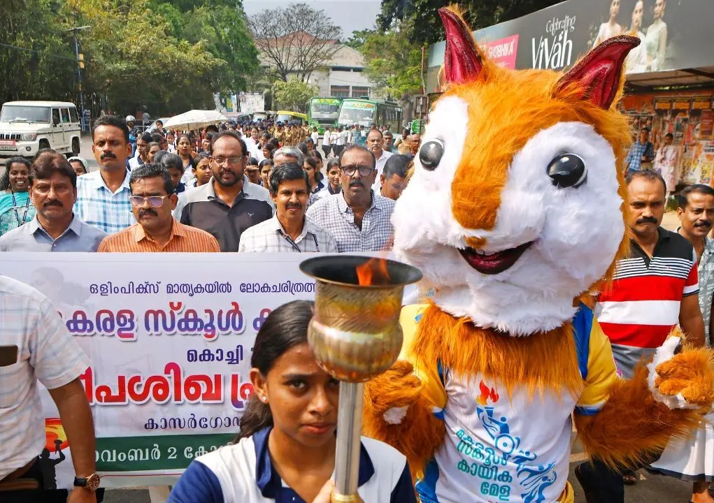 കാസര്കോട് നിന്നും ആരംഭിച്ച കേരളാ സ്കൂള് കായിക മേളയുടെ ദീപശിഖാ പ്രയാണത്തിന് മേളയുടെ ഭാഗ്യ ചിഹ്നമായ 'തക്കുടു അണ്ണാറക്കണ്ണന്' കോഴിക്കോട്ട് നല്കിയ സ്വീകരണം | ചിത്രം: കെ.കെ. സന്തോഷ്