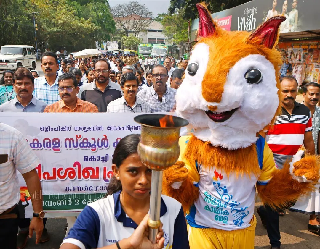 തക്കുടുവിനൊപ്പം..... കാസർക്കോട്ടു നിന്നും ആരംഭിച്ച കേരളാ സ്കൂൾ കായിക മേളയുടെ ദീപശിഖാ പ്രയാണത്തിന് മേളയുടെ ഭാഗ്യ ചിഹ്നമായ "തക്കുടു അണ്ണാറക്കണ്ണ" നോടൊപ്പം കോഴിക്കോട്ട് നല്കിയ സ്വീകരണം | ഫോട്ടോ: കെ.കെ. സന്തോഷ് / മാതൃഭൂമി

