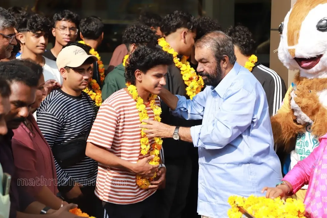സംസ്ഥാന സ്കൂൾ കായികമേളക്കായി ഗൾഫ് സ്കൂളുകളിൽ നിന്നെത്തിയ കായിക താരങ്ങളെ വിദ്യാഭ്യാസ മന്ത്രി വി ശിവൻകുട്ടി മാലയിട്ട് സ്വീകരിക്കുന്നു | ഫോട്ടോ: അഭിലാഷ് ചിറക്കടവ്