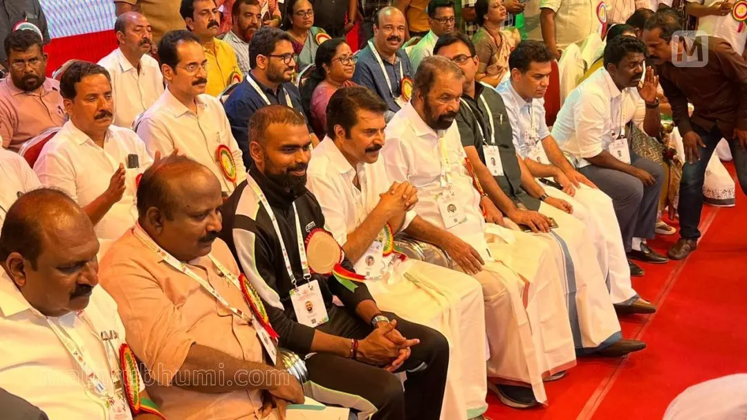 കായികമേളയുടെ ഉദ്ഘാടനവേദിയില് മേളയുടെ ബ്രാന്ഡ് അംബാസിഡര് പി.ആര്. ശ്രീജേഷ്, നടന് മമ്മൂട്ടി, മന്ത്രി വി. ശിവന്കുട്ടി എന്നിവര് | ഫോട്ടോ - ജയ്വിന് ടി. സേവ്യര്