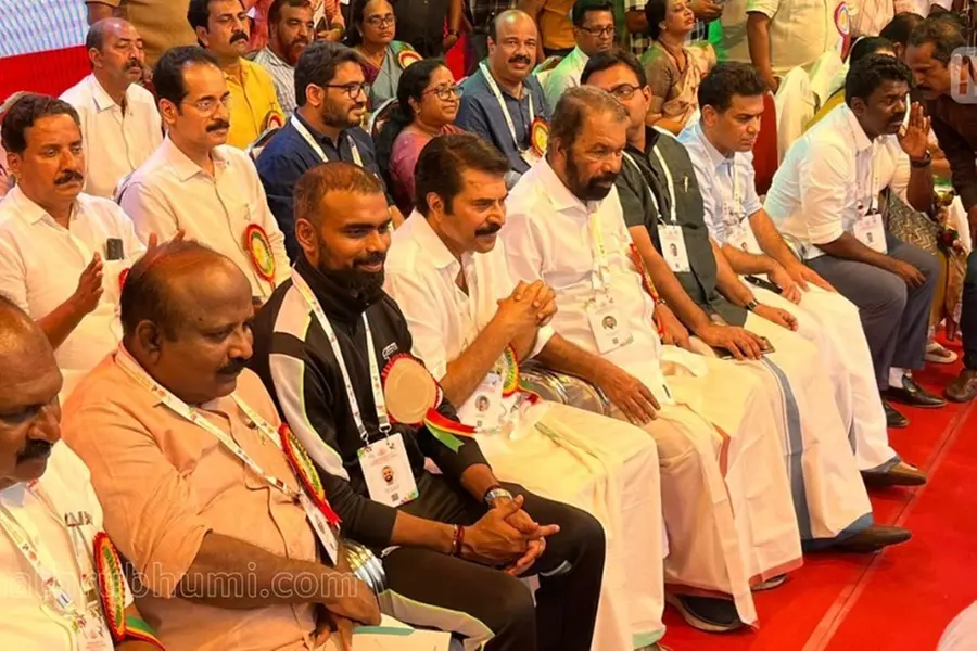 മഴ മാറിനിന്നു; നാലായിരത്തിലധികം വിദ്യാര്ഥികള് അണിനിരന്ന് 'കളറാക്കി' കായികമേളയുടെ ഉദ്ഘാടനച്ചടങ്ങ്