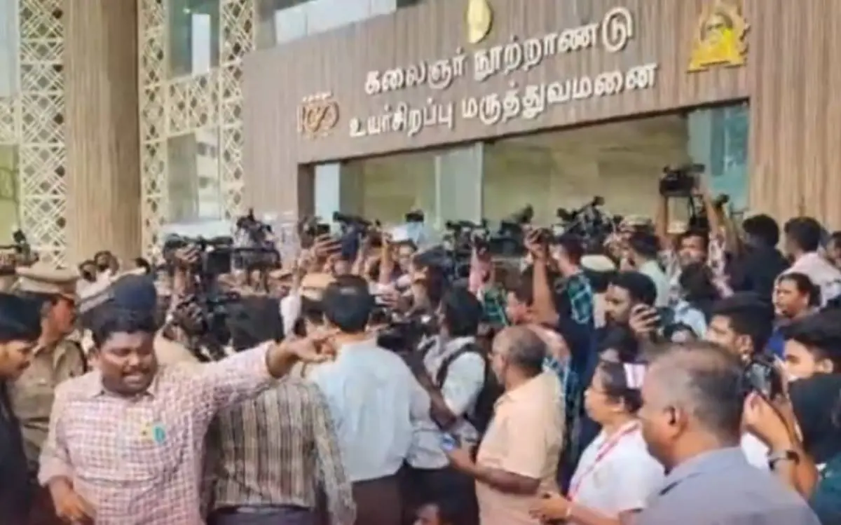 കലൈഞ്ജര് സെന്റിനറി മള്ട്ടി സ്പെഷ്യാലിറ്റി സര്ക്കാര് ആശുപത്രിക്ക് മുന്നില് പ്രതിഷേധിക്കുന്നവര്