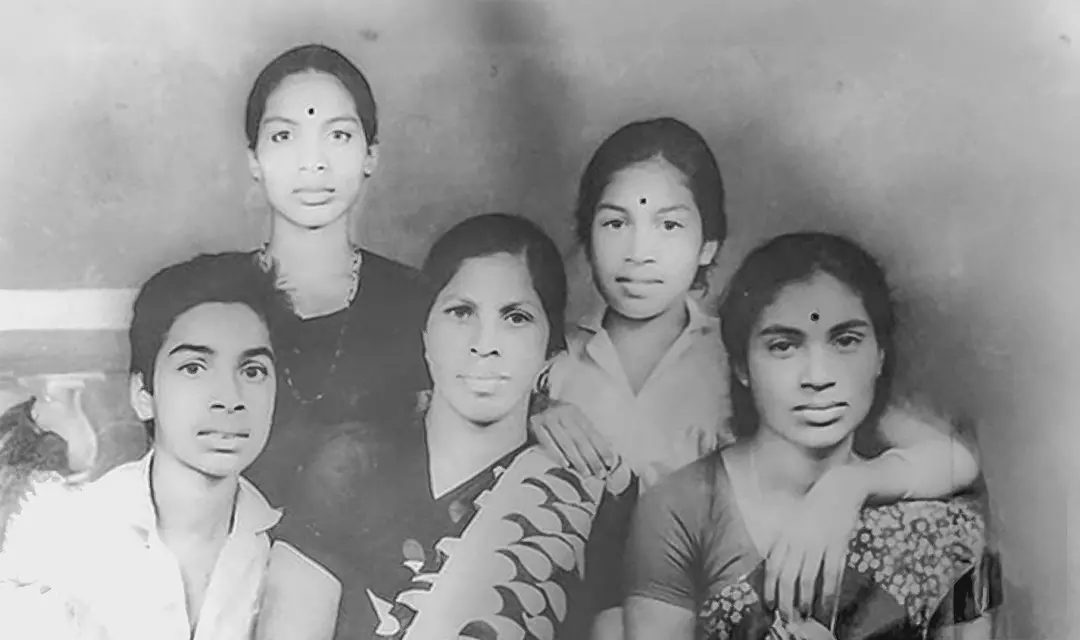 ബാബു എബ്രഹാം അമ്മയോടും സഹോദരിമാരോടുമൊപ്പം