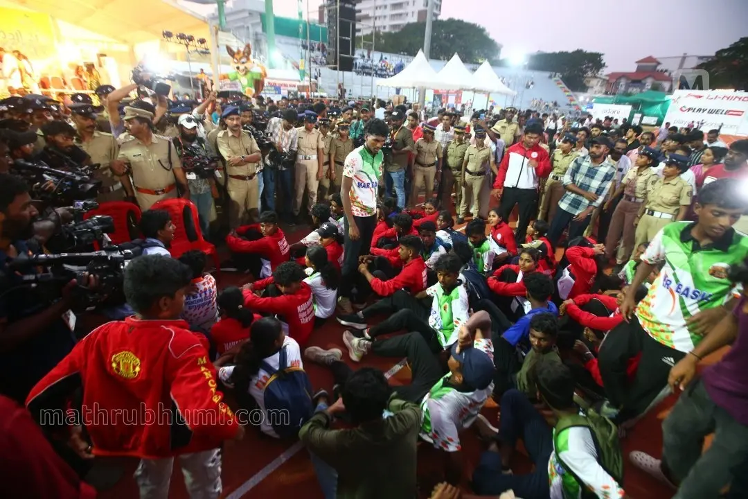സംസ്ഥാന സ്കൂള് കായികമേളയിലെ സമാപന ചടങ്ങിലുണ്ടായ സംഘര്ഷത്തിൽ നിന്ന്| Photo: റിദിൻ ദാമു / മാതൃഭൂമി