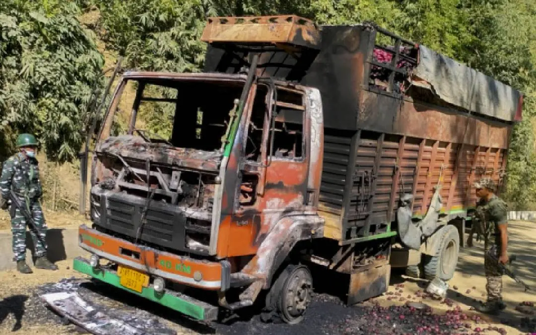 ജിരിബാമിൽ  ട്രക്ക് കത്തിച്ച നിലയിൽ | Photo: PTI