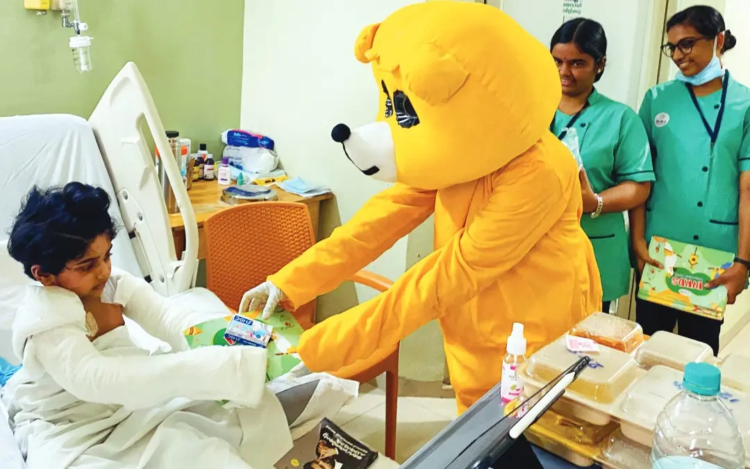 കോഴിക്കോട് മിംസ് ആശുപത്രിയില് ചികിത്സയില് കഴിയുന്ന പ്രാര്ഥനാ സന്ദീപിന് 'മിക്കി മൗസ്' ശിശുദിന സമ്മാനം നല്കുന്നു