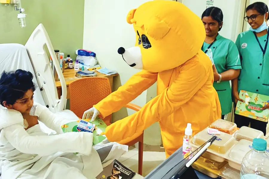 ശിശുദിനത്തില്‍ 'മിക്കി മൗസ്' എത്തി; ബാന്‍ഡേജിട്ട രണ്ട് കൈയിലെയും വേദനമറന്ന് പാത്തു ചിരിച്ചു