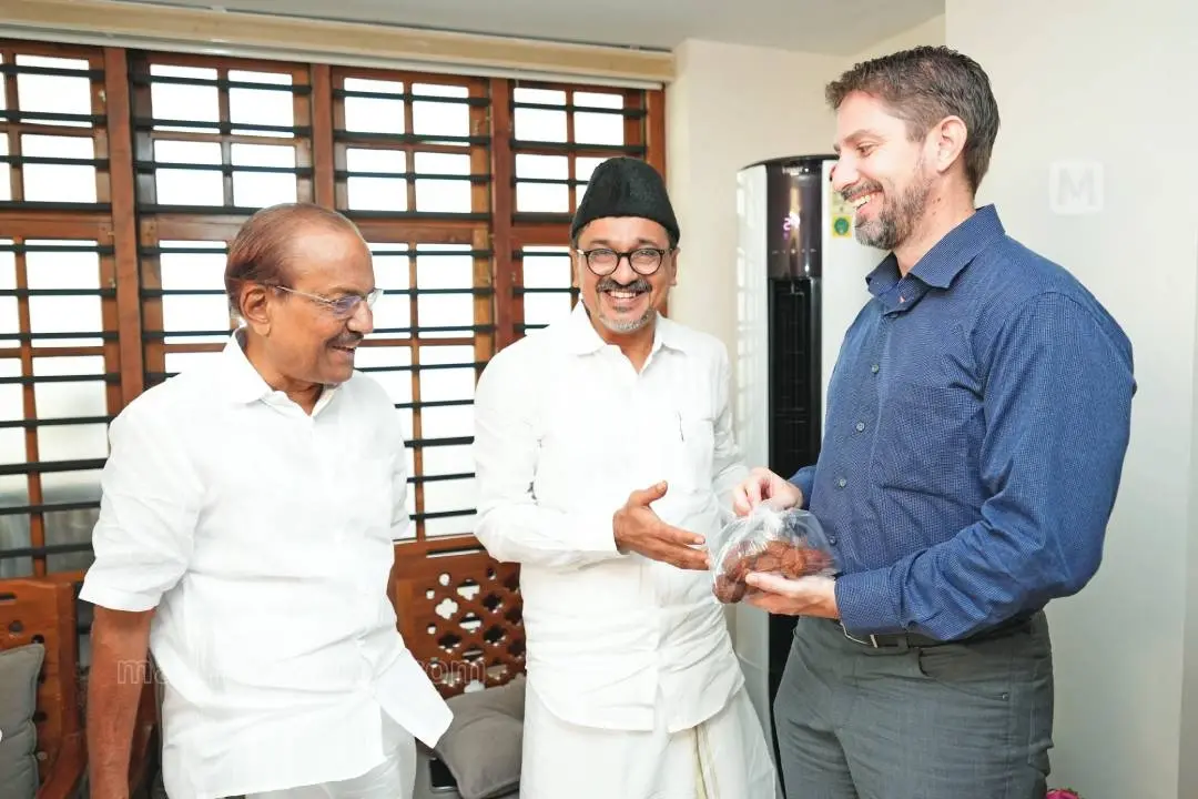 യു.എസ്. കോൺസുലേറ്റിലെ പബ്ലിക് ഡിപ്ലോമസി ഓഫീസർ എറിക് അറ്റ്കിൻസിന് പാണക്കാട് സാദിഖലി ശിഹാബ് തങ്ങൾ ഉണ്ണിയപ്പംകൈമാറിയപ്പോൾ