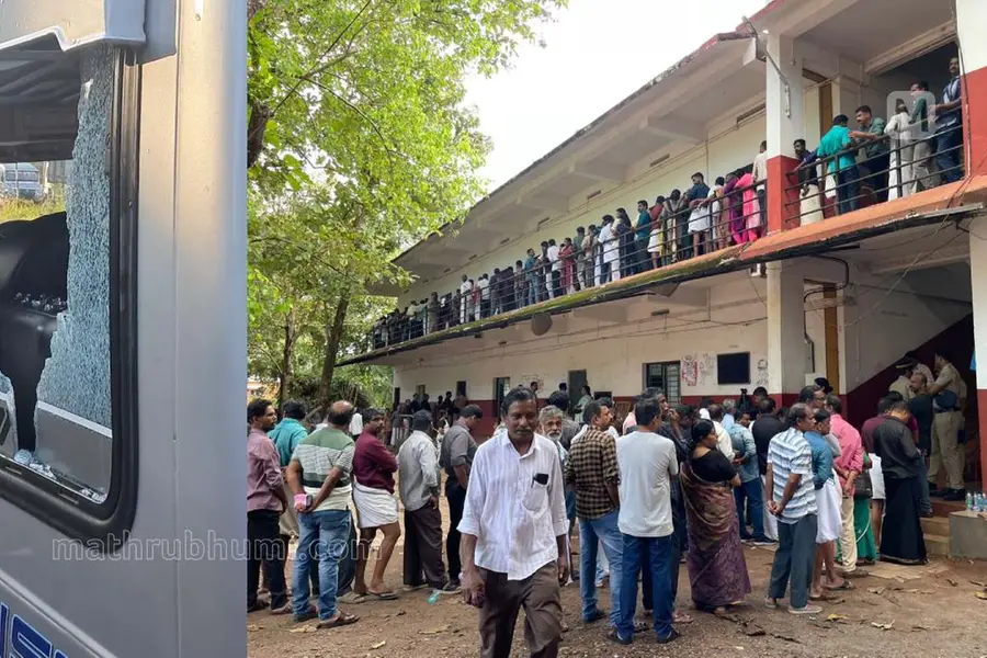 ചേവായൂര് സര്വീസ് സഹകരണ ബാങ്ക് തിരഞ്ഞെടുപ്പ്: സംഘര്ഷത്തില് എം.പിക്ക് നേരെയും കയ്യേറ്റം