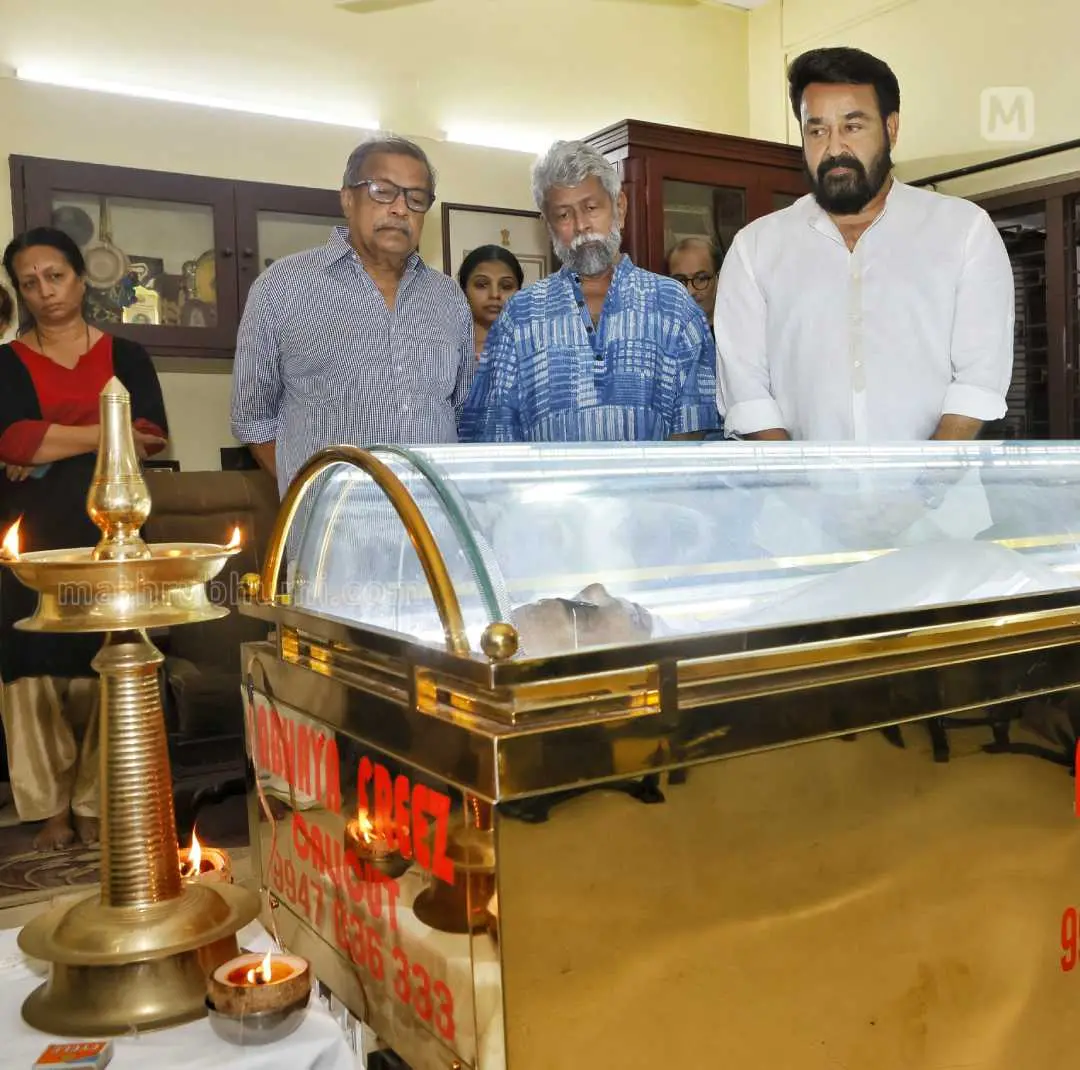 വ്യാഴാഴ്ച പുലർച്ചെ അഞ്ചുമണിയോടെ കോഴിക്കോട് സിതാരയിൽ എത്തിയ മോഹൻലാൽ എം.ടി. വാസുദേവൻ നായർക്ക് അന്തിമോപചാരമർപ്പിക്കുന്നു. ടി.കെ.രാജീവ് കുമാർ, ബാബു ബേബി മറൈൻ എന്നിവർ സമീപം | ഫോട്ടോ - കെ.ജി ഗിരീഷ്കുമാര്, മാതൃഭൂമി