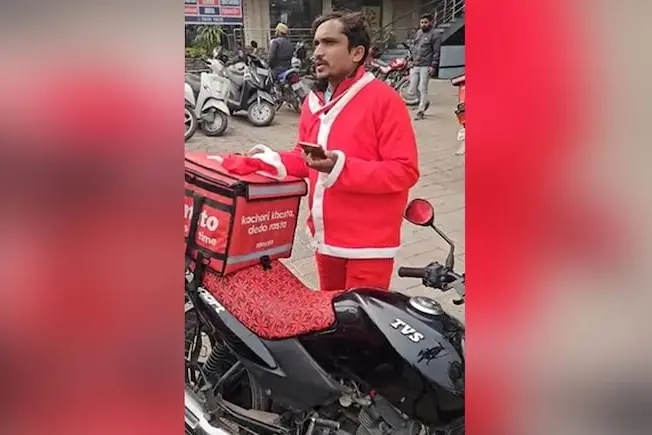 ദീപാവലിക്കും വേഷം ധരിക്കുമോ?; ഭക്ഷണ വിതരണ ജീവനക്കാരന്റെ സാന്റാ വേഷം അഴിപ്പിച്ച് ഭീഷണി