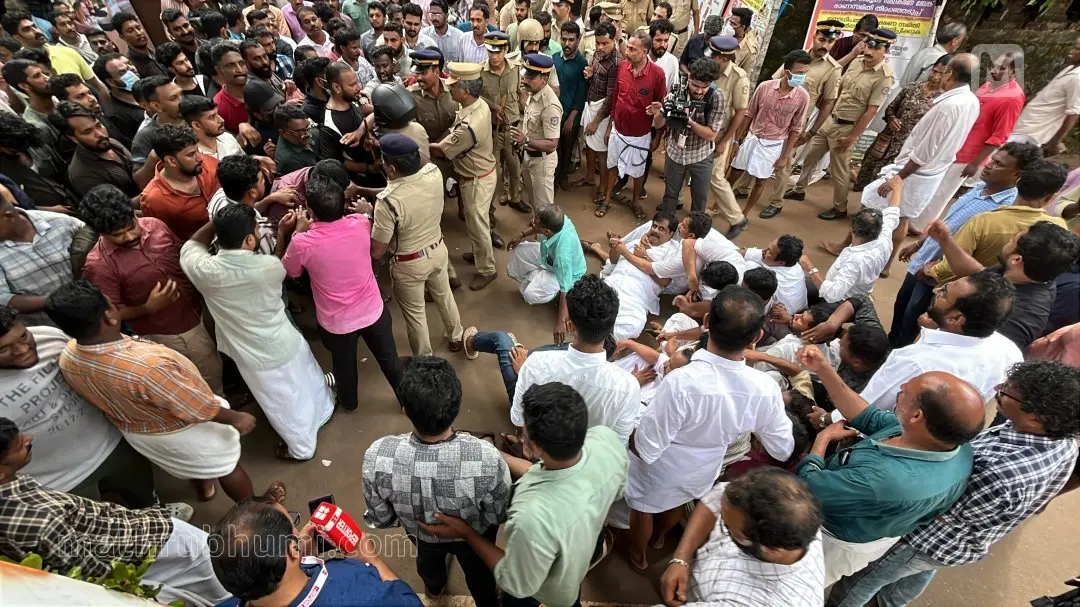കോഴിക്കോട് ചേവായൂർ സർവീസ് സഹകരണ ബാങ്ക് തിരഞ്ഞെടുപ്പിനിടെ ഔദ്യോഗിക പാനലിന് വോട്ട് ചെയ്യാൻ എത്തിയവരെ വിമത വിഭാഗം തടയുകയും ഭീഷണിപ്പെടുത്തി തിരിച്ചയക്കുകയും ചെയ്യുന്നു എന്നാരോപിച്ച് റോഡിൽ ഇരുന്ന് പ്രതിഷേധിക്കുന്നവർ |  ഫോട്ടോ: ഷഹീർ സി.എച്ച്. / മാതൃഭൂമി