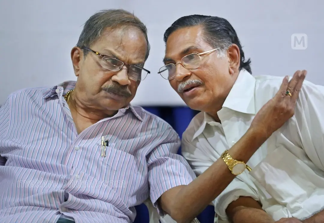 എം.ടി.വാസുദേവന് നായര്ക്കൊപ്പം വി. മധുസൂദനന് നായര് | File Photo: Mathrubhumi