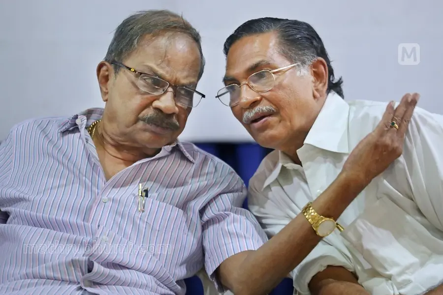 മലയാളത്തിന്റെ പ്രാണന്‍ നിലച്ചുപോയ അനുഭവം,നാം അനാഥരായി; എം.ടിയെ അനുസ്മരിച്ച് മധുസൂദനന്‍ നായര്‍