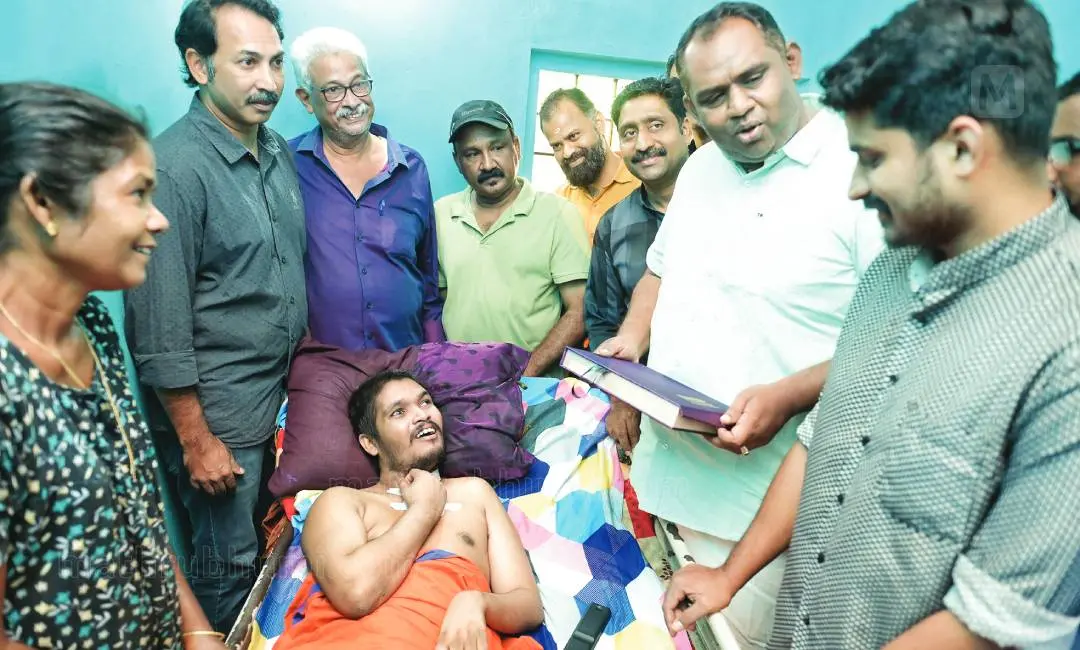 വിഷ്ണു, ഷെയർ ആൻഡ് കെയർ ചാരിറ്റബിൾ സൊസൈറ്റി പ്രസിഡന്റ് ലെബീബ് ഹസനും സുഹൃത്തുക്കൾക്കുമൊപ്പം