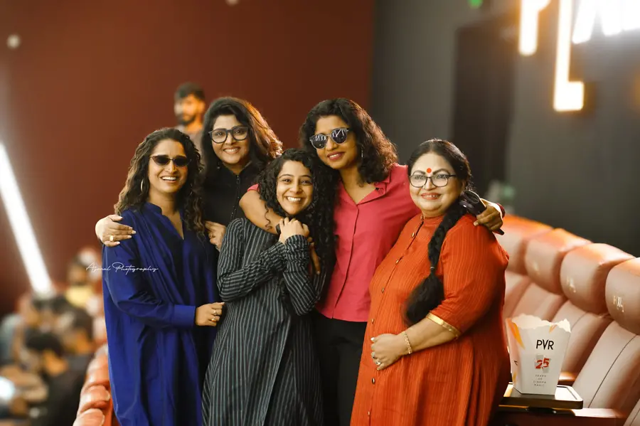 'തോക്കിനേക്കാൾ നോക്കിന് ഉന്നവും ഉണ്ടയേക്കാൾ മുൻപ് മണ്ട'യുമെത്തുന്നവർ; റൈഫിൾ ക്ലബിലെ ചിൽ ടീംസ്