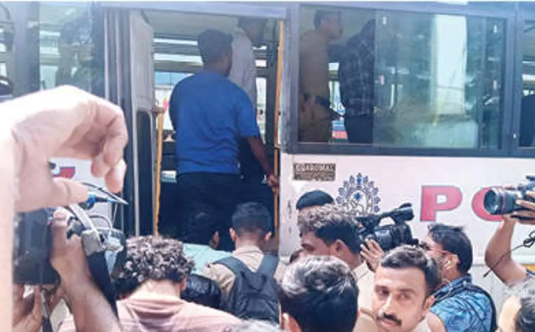 പ്രതികളെ വൈദ്യപരിശോധനയ്ക്ക് കൊണ്ടുപോകുന്നതിനായി ഡിവൈ.എസ്.പി. ഓഫീസിൽനിന്ന് പോലീസ് ബസിൽ കയറ്റിയപ്പോൾ