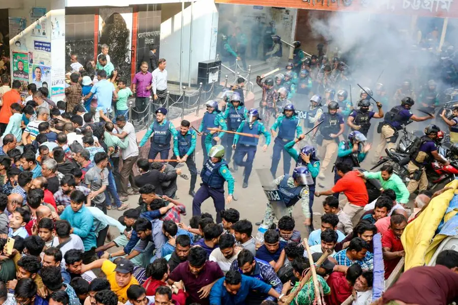 ചിന്മയ് കൃഷ്ണദാസിന്റെ അറസ്റ്റില് വ്യാപക പ്രതിഷേധം; ടിയര്ഗ്യാസ് പ്രയോഗിച്ച് ബംഗ്ലാദേശ് പോലീസ്