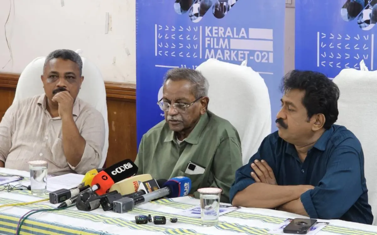 പി.എസ്. പ്രിയദര്ശനന്, ഷാജി എന്. കരുണ്, പ്രേം കുമാര് എന്നിവര് വാര്ത്താ സമ്മേളനത്തില്