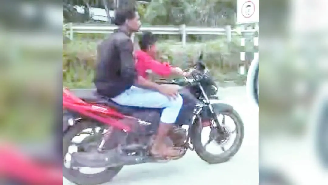 കഴക്കൂട്ടം-കാരോട് ബൈപ്പാസിലെ മുക്കോല ഭാഗത്ത്‌ ആറുവയസ്സുകാരൻ ബൈക്കോടിക്കുന്നു. പിന്നിൽ ബന്ധുവിനെയും കാണാം (വീഡിയോ ദൃശ്യത്തിൽനിന്ന്‌)