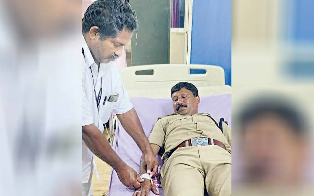 ​ഗുണ്ടാ ആക്രമണത്തിൽ പരിക്കേറ്റ് നെടുമങ്ങാട് ജില്ലാ ആശുപത്രിയിൽ കഴിയുന്ന എസ്.ഐ. സന്തോഷ് കുമാർ