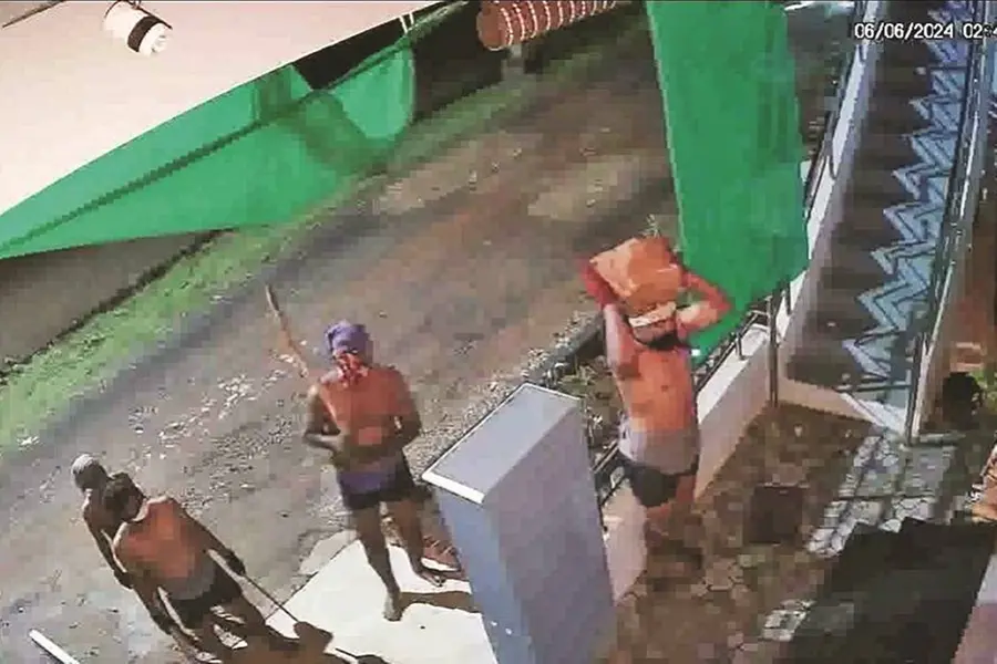 കൂറ്റന്‍ കരിങ്കല്ലുമായെത്തുന്ന കുറുവാകൊള്ളസംഘം, അതിരമ്പുഴയെ ഭയത്തിലാഴ്ത്തി വീഡിയോ