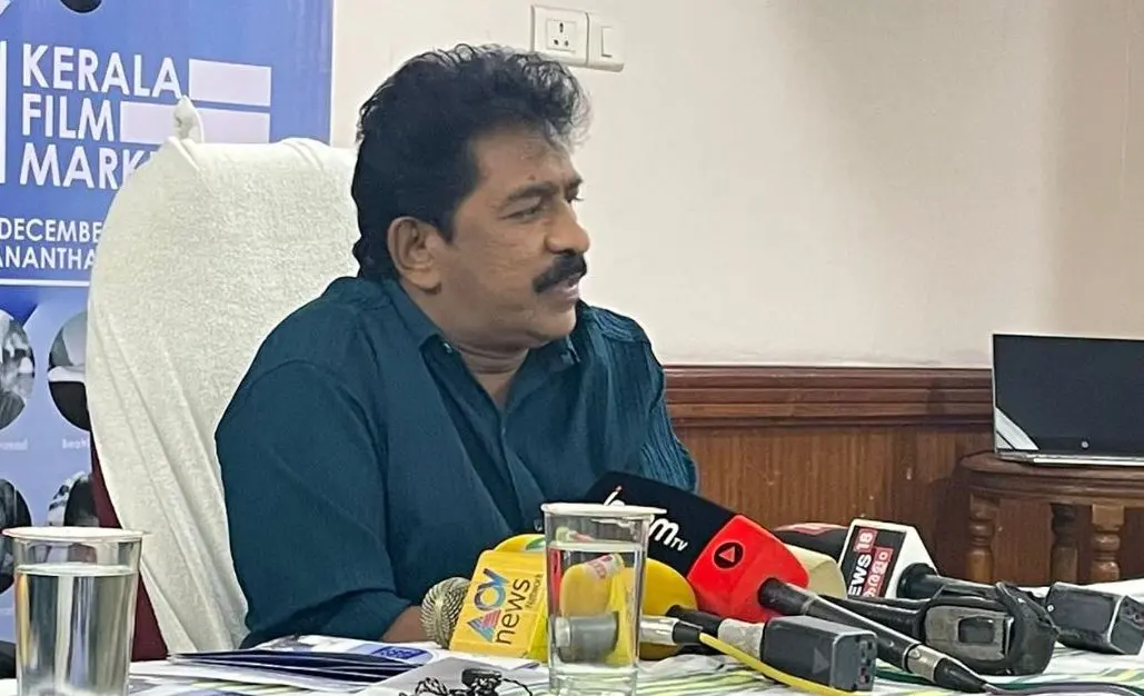 പ്രേംകുമാർ കൊച്ചിയിൽ വാർത്താസമ്മേളനത്തിനിടെ. Photo: Mathrubhumi