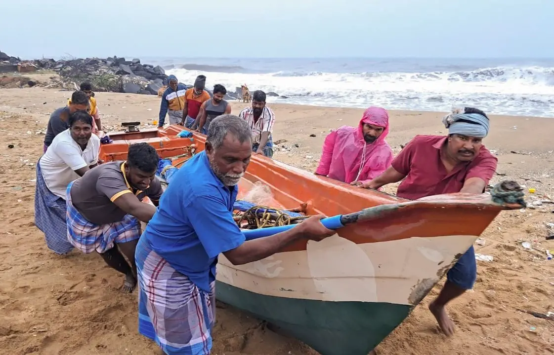 ഫെന്‍ഗല്‍ ചുഴലിക്കാറ്റില്‍ അതീവ ജാഗ്രത പ്രഖ്യാപിച്ച തമിഴ്‌നാട്ടില്‍ ബോട്ട് സുരക്ഷിതമായ സ്ഥാനത്തേക്ക് മാറ്റുന്ന മത്സ്യത്തൊഴിലാളികള്‍ | photo: pti