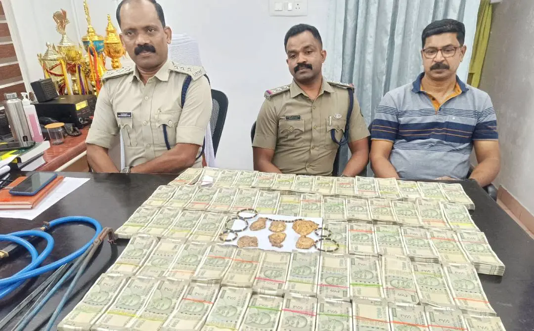 പ്രതികളില്‍നിന്ന് പോലീസ് കണ്ടെടുത്ത പണവും സ്വര്‍ണവും