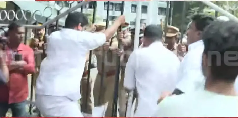 യൂത്ത് കോണ്ഗ്രസ് പ്രതിഷേധത്തില് നിന്ന്