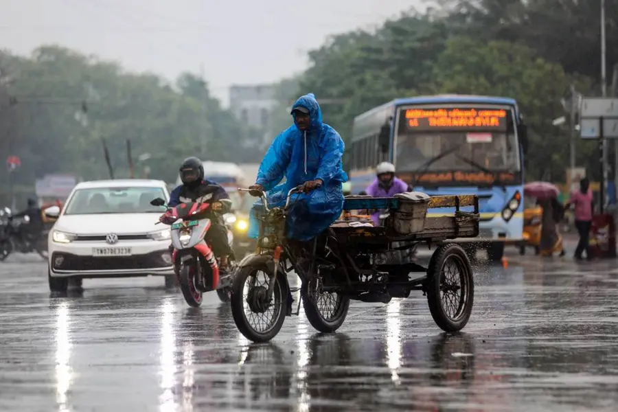 ഫെഞ്ചല് വൈകുന്നേരത്തോടെ കരതൊടും; തമിഴ്നാട്ടിൽ കനത്ത മഴ, ചെന്നൈ വിമാനത്താവളം താല്ക്കാലികമായി അടച്ചു