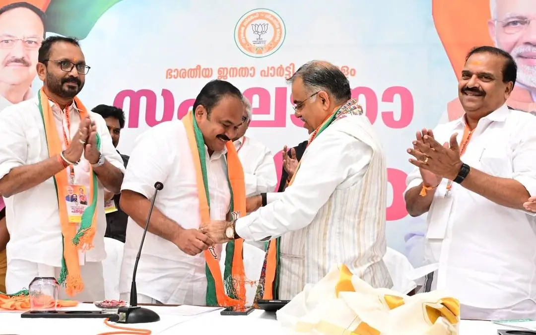 ബിപിന് സി. ബാബുവിനെ ബി.ജെ.പി. ദേശീയ ജനറല് സെക്രട്ടറി തരുണ് ചുഗ്ഗ് പാര്ട്ടിയിലേക്ക് സ്വീകരിക്കുന്നു | Photo: Facebook/ BJP Keralam