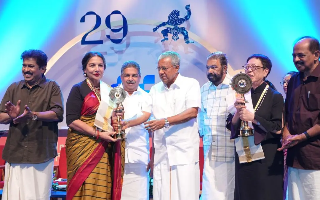 ഷബാന ആസ്മി ഐഎഫ്എഫ്കെയുടെ ആദരം മുഖ്യമന്ത്രി പിണറായി വിജയനിൽ നിന്ന് ഏറ്റുവാങ്ങുന്നു | Photo: Mathrubhumi