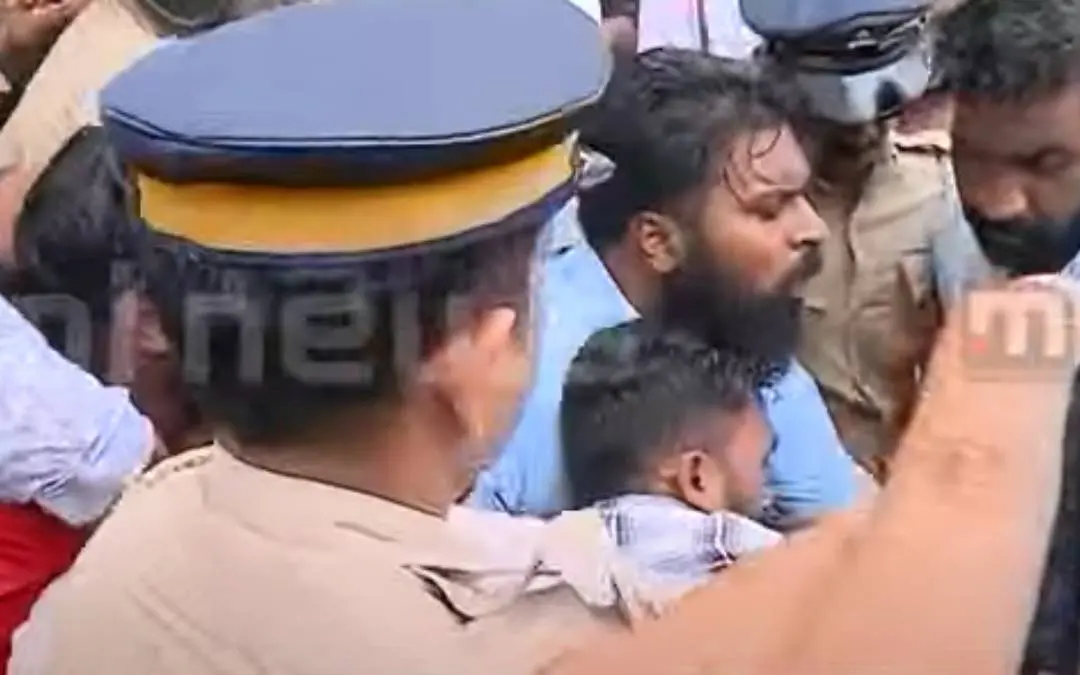 കേരള സര്‍വകലാശാല കാമ്പസിലുണ്ടായ പ്രതിഷേധത്തില്‍നിന്ന്‌