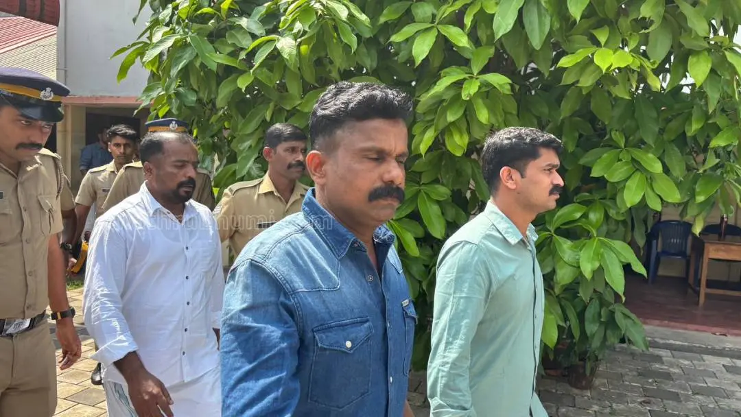 പെരിയ കൊലക്കേസ് പ്രതികളെ കോടതിക്ക് പുറത്തേക്ക് കൊണ്ടുവരുന്നു | ഫോട്ടോ: ആകാശ്.എസ്. മനോജ്