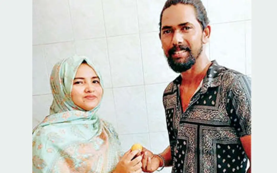 മുഹമ്മദ് സനീറും ഭാര്യ മുർഷിദയും പത്താംതരം തുല്യതാവിജയത്തിൽ മധുരം പങ്കിടുന്നു