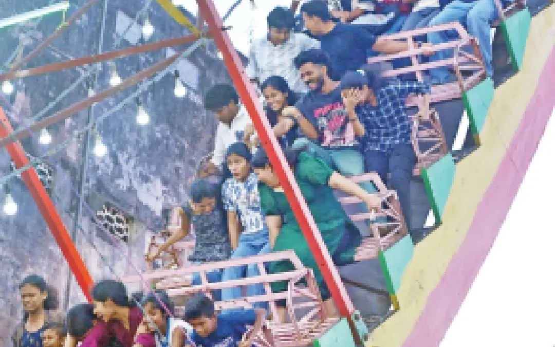 സുരക്ഷാ സംവിധാനങ്ങളില്ലാതെ റൈഡിൽ കയറിയിരിക്കുന്നവർ | Photo: Mathrubhumi