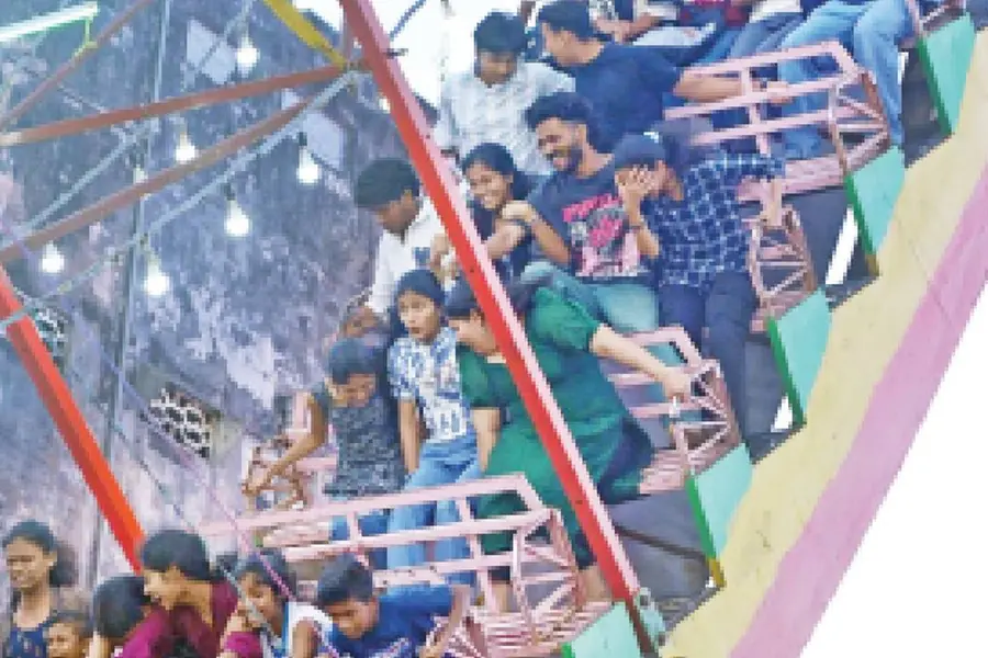 സുരക്ഷാസംവിധാനങ്ങളില്ലാതെ സാഹസിക റൈഡുകൾ: ചെറിയകുട്ടികളെ കയറ്റുന്നത് സീറ്റ് ബെൽറ്റ് പോലുമില്ലാതെ
