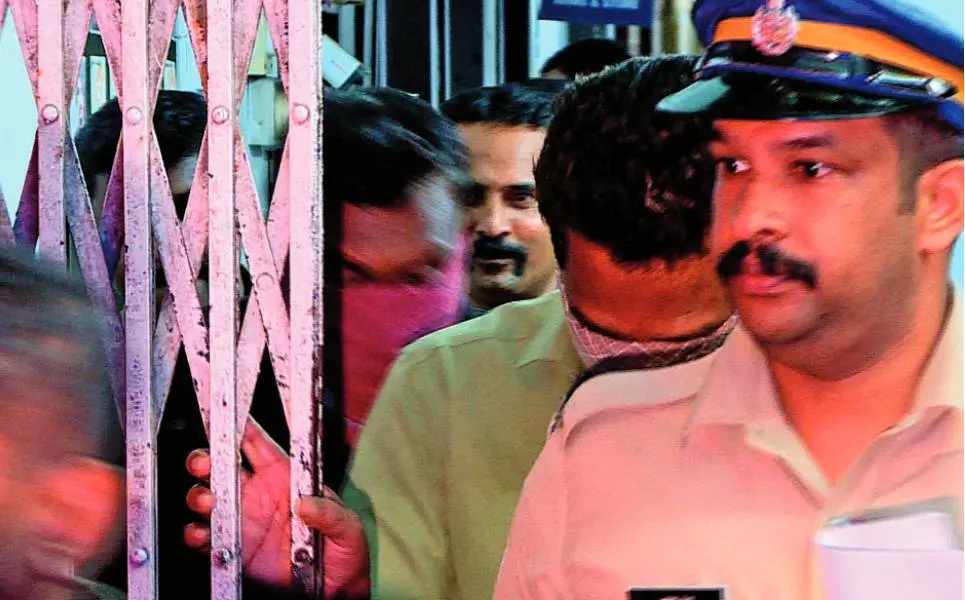 അനാശ്യാസ കേന്ദ്രം നടത്തിപ്പിൽ പങ്കാളികളായ പോലീസുകാരായ ബ്രിജേഷ് ലാൽ, രമേഷ് എന്നിവരെ (മുഖം മറച്ചവർ) കടവന്ത്ര പോലീസ് സ്റ്റേഷനിൽ കൊണ്ടുവന്നപ്പോൾ