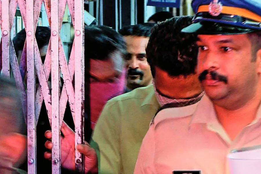 കടവന്ത്രയിലെ അനാശാസ്യകേന്ദ്രം നടത്തിപ്പ്; കൊച്ചിയിലെ രണ്ട് പോലീസ് ഉദ്യോഗസ്ഥർക്ക് സസ്പെൻഷൻ