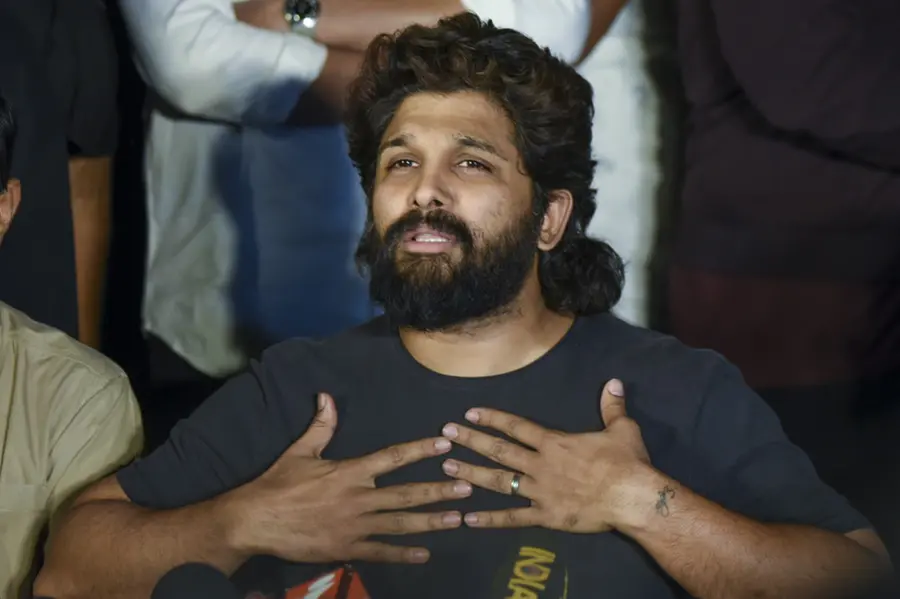 വെളുത്ത കർട്ടനിട്ട് മറച്ച് അല്ലു അർജുന്റെ ബംഗ്ലാവ്, പുറത്ത് നിലയുറപ്പിച്ച് പോലീസുകാർ; വീഡിയോ